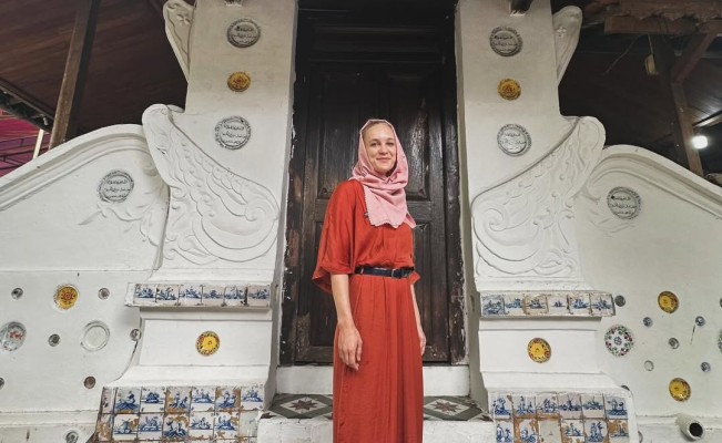Jane bule Jerman mengunjungi kompleks Makam Sunan Gunung Jati, Cirebon, Jawa Barat. [Instagram @janejalanjalan]